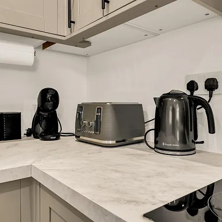 Apartment Chic 3-bedroom House - Free Parking And Wifi