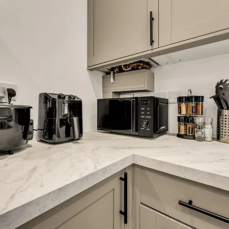 Chic 3-bedroom House - Free Parking And Wifi *