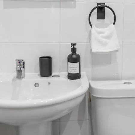 Stylish 2br - Near Mediacity - Free Parking & Business Ready Appartamento