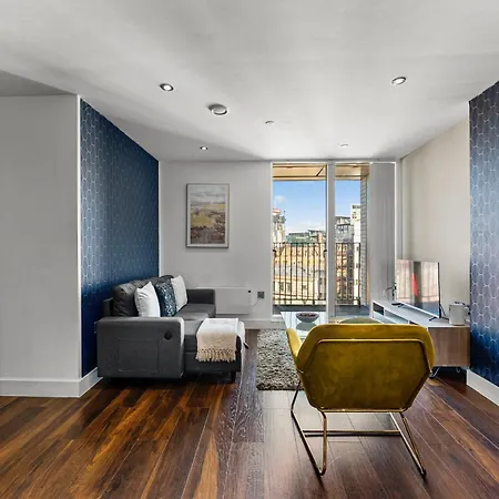 Apartment Retreat With Stunning Views *
