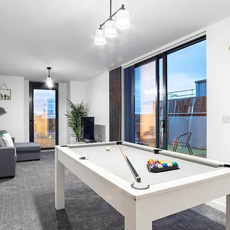 Penthouse, Pool & Ping Pong, Skyline *