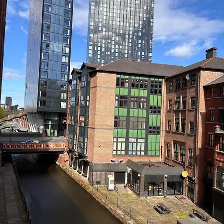 The Hacienda Hideaway - 2br With Balcony Manchester