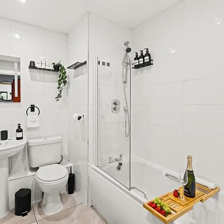 Stylish 2br - Near Mediacity - Free Parking & Business Ready Appartamento