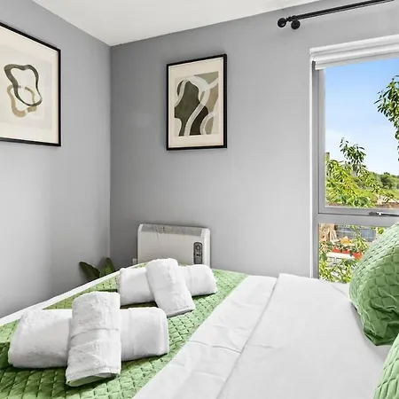 Stylish 2br - Near Mediacity - Free Parking & Business Ready
