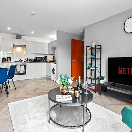 Stylish 2br - Near Mediacity - Free Parking & Business Ready *