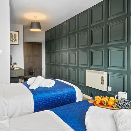 Stylish 2br - Near Mediacity - Free Parking & Business Ready *