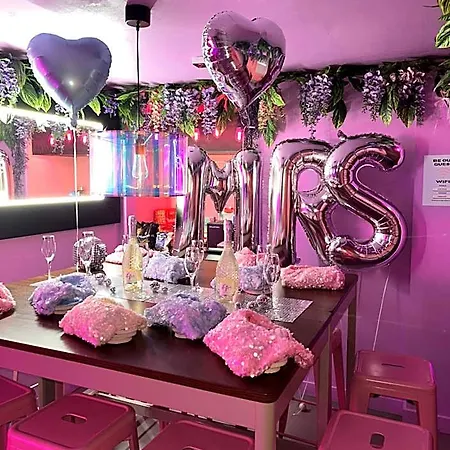 Ξενοδοχείο με διαμερίσματα Manchester's Only Private Party For 12 With Makeup Μάντσεστερ