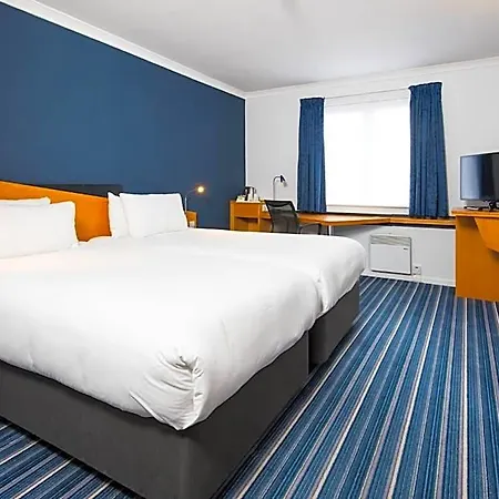 Express East By Ihg Hotel