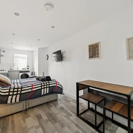 10min To - Free Parking - Private - Contractor Friendly Appartement