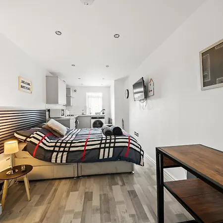 10min To - Free Parking - Private - Contractor Friendly * Manchester