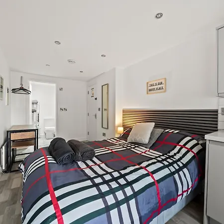 10min To - Free Parking - Private - Contractor Friendly Appartement Manchester