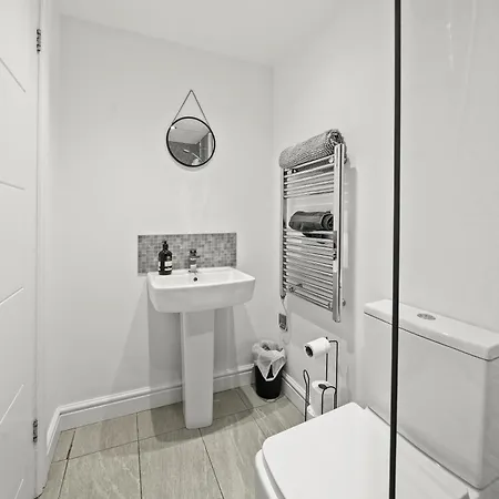 10min To - Free Parking - Private - Contractor Friendly Appartement