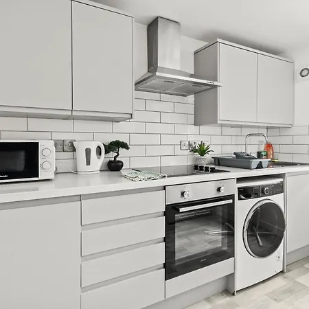 10min To - Free Parking - Private - Contractor Friendly Manchester