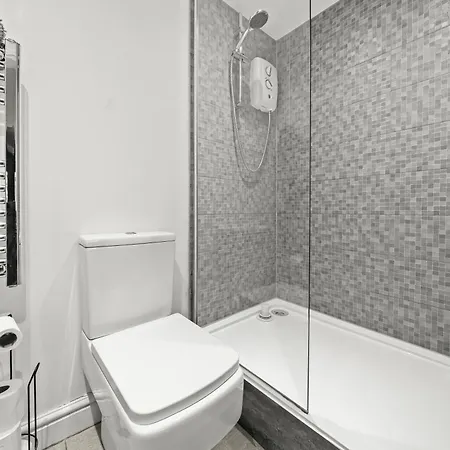 10min To - Free Parking - Private - Contractor Friendly Manchester