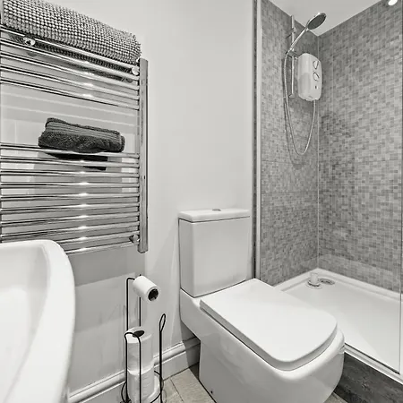 10min To - Free Parking - Private - Contractor Friendly Manchester