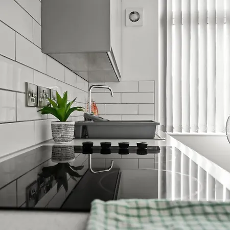 10min To - Free Parking - Private - Contractor Friendly Appartement Manchester