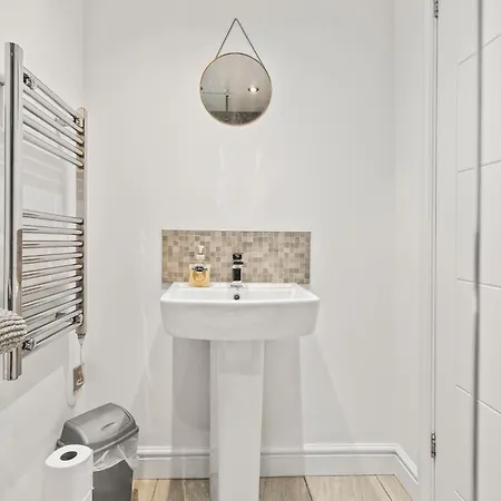 10min To - Free Parking - Private - Contractor Friendly Appartement Manchester