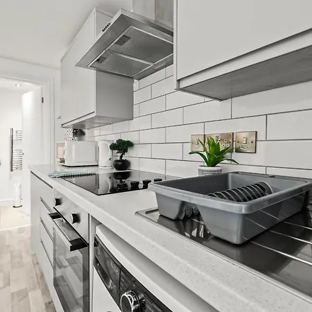10min To - Free Parking - Private - Contractor Friendly Manchester