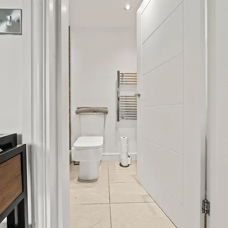 Appartement 10min To - Free Parking - Private - Contractor Friendly *