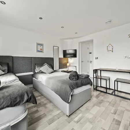 10min To - Free Parking - Private - Contractor Friendly Appartement *