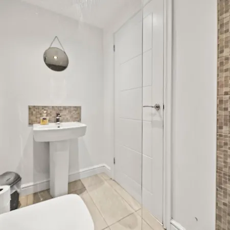 10min To - Free Parking - Private - Contractor Friendly Appartement