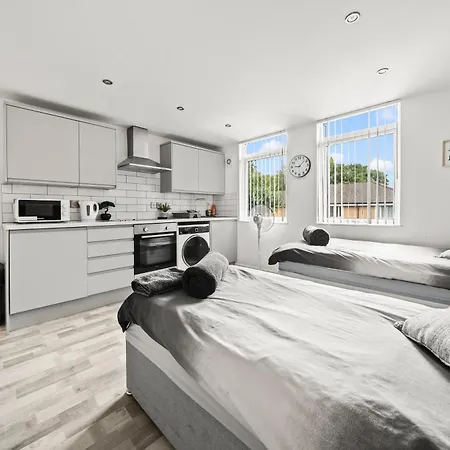 10min To - Free Parking - Private - Contractor Friendly Manchester
