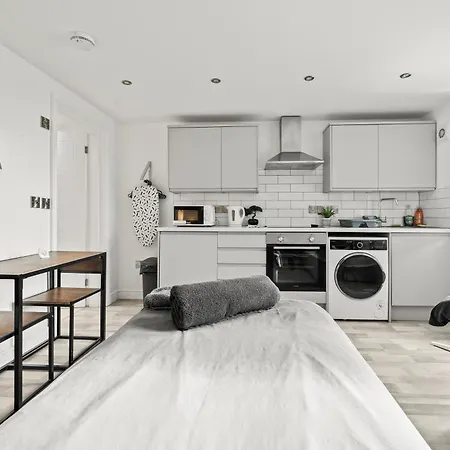 10min To - Free Parking - Private - Contractor Friendly Appartement
