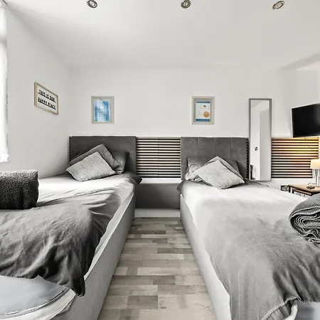 10min To - Free Parking - Private - Contractor Friendly Manchester