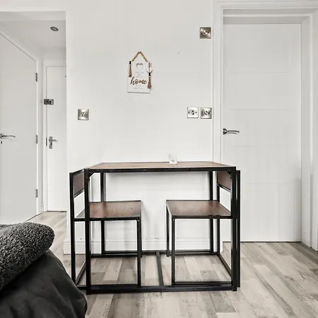 10min To - Free Parking - Private - Contractor Friendly * Manchester