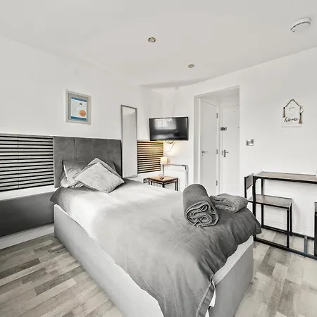 10min To - Free Parking - Private - Contractor Friendly Appartement *