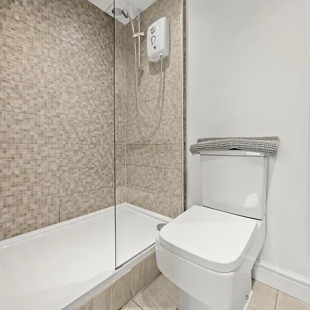 10min To - Free Parking - Private - Contractor Friendly Manchester