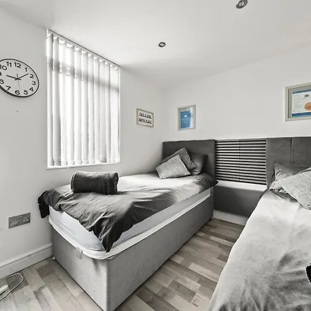 10min To - Free Parking - Private - Contractor Friendly Appartement Manchester