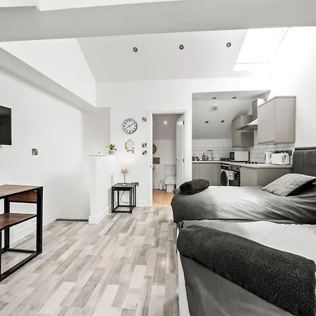 10min To - Free Parking - Private - Contractor Friendly Manchester