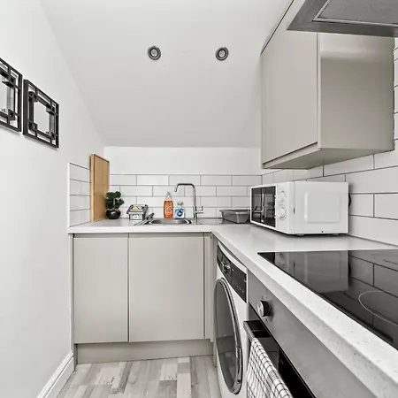 10min To - Free Parking - Private - Contractor Friendly * Manchester