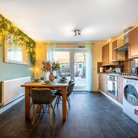 Cosy 4-bed House L Garden L Free Parking L Wifi L Specious L Hosted By The Cosy Corner Nationwide 公寓 *
