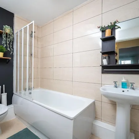 Cosy 4-bed House L Garden L Free Parking L Wifi L Specious L Hosted By The Cosy Corner Nationwide Daire Manchester