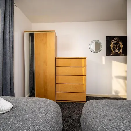 Daire Cosy 4-bed House L Garden L Free Parking L Wifi L Specious L Hosted By The Cosy Corner Nationwide