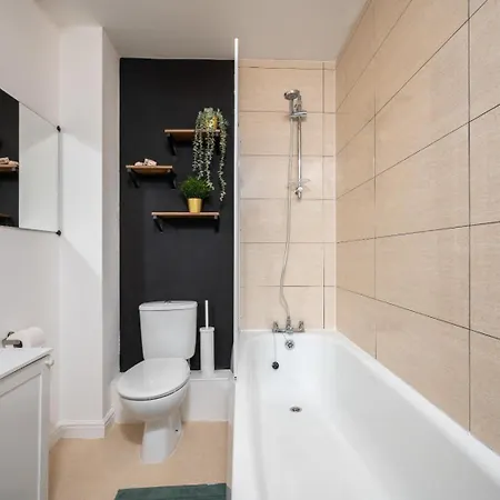 Cosy 4-bed House L Garden L Free Parking L Wifi L Specious L Hosted By The Cosy Corner Nationwide 曼彻斯特
