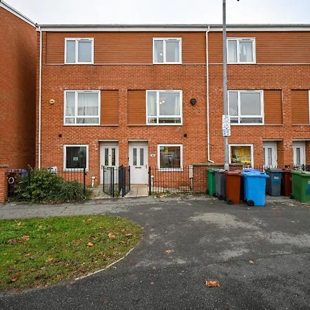 Cosy 4-bed House L Garden L Free Parking L Wifi L Specious L Hosted By The Cosy Corner Nationwide *