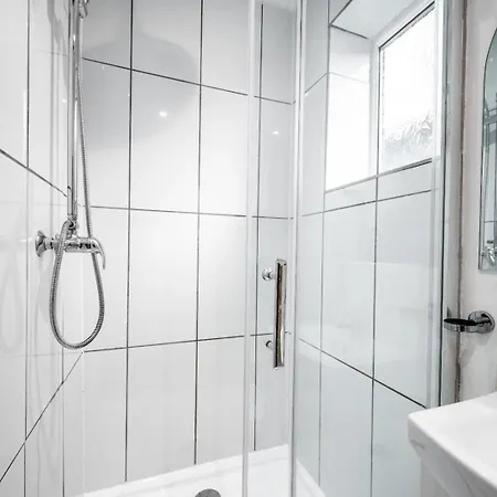 Cosy 3-bed House L Garden L Free Parking L Stretford L Sleeps 7 L Book Today With The Cosy Corner Nationwide Daire Manchester