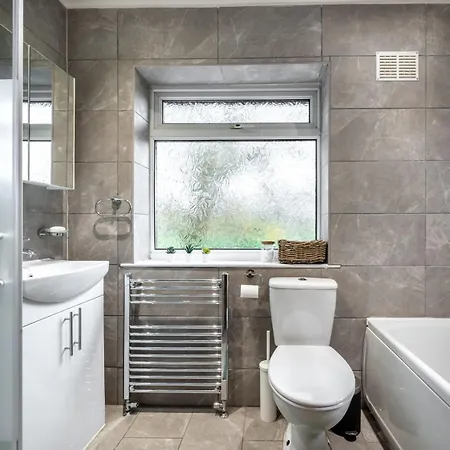 Cosy 3-bed House L Garden L Free Parking L Stretford L Sleeps 7 L Book Today With The Cosy Corner Nationwide *