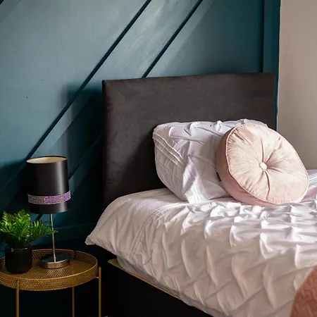 Cosy 3-bed House L Garden L Free Parking L Stretford L Sleeps 7 L Book Today With The Cosy Corner Nationwide
