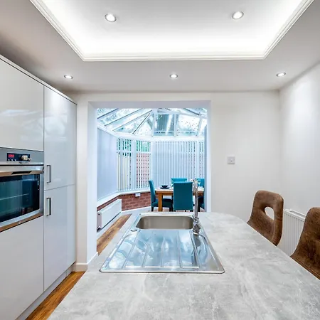 Cosy 3-bed House L Garden L Free Parking L Stretford L Sleeps 7 L Book Today With The Cosy Corner Nationwide * Manchester