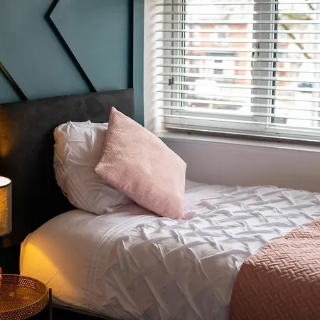 Daire Cosy 3-bed House L Garden L Free Parking L Stretford L Sleeps 7 L Book Today With The Cosy Corner Nationwide *