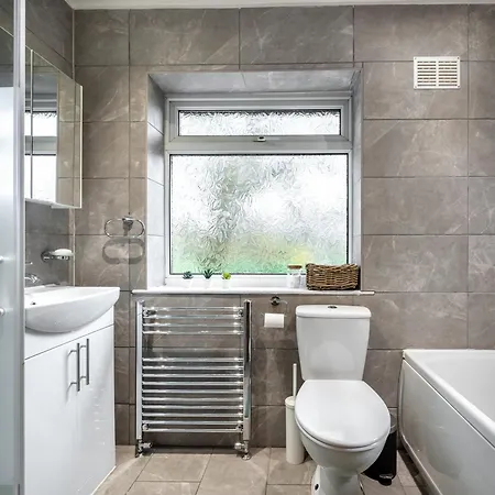 Daire Cosy 3-bed House L Garden L Free Parking L Stretford L Sleeps 7 L Book Today With The Cosy Corner Nationwide *
