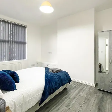 Princess Hideout 5min To With Street Parking Manchester