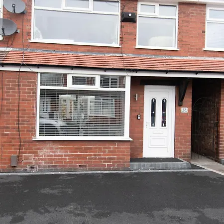 Audenshaw 3-bedroom House With Private Parking