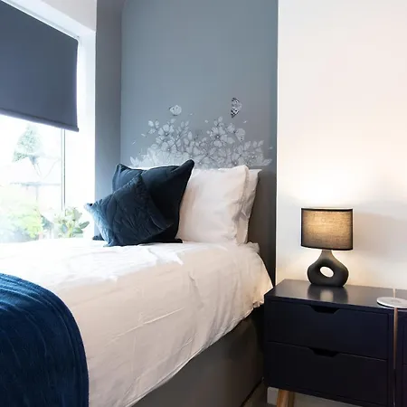 Audenshaw 3-Bedroom House With Private Parking Semesterbostad