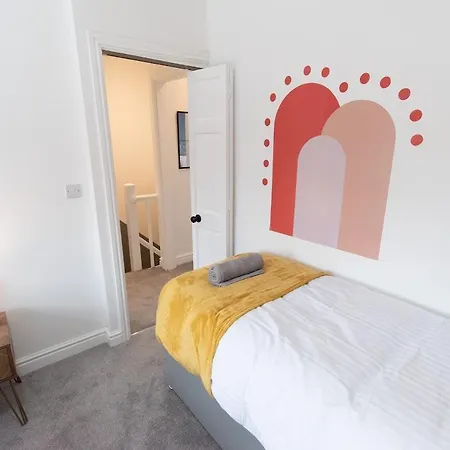 Audenshaw 3-Bedroom House With Private Parking Semesterbostad *