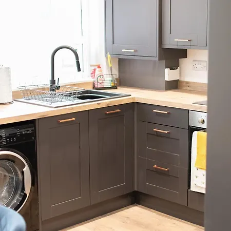 Audenshaw 3-Bedroom House With Private Parking Manchester